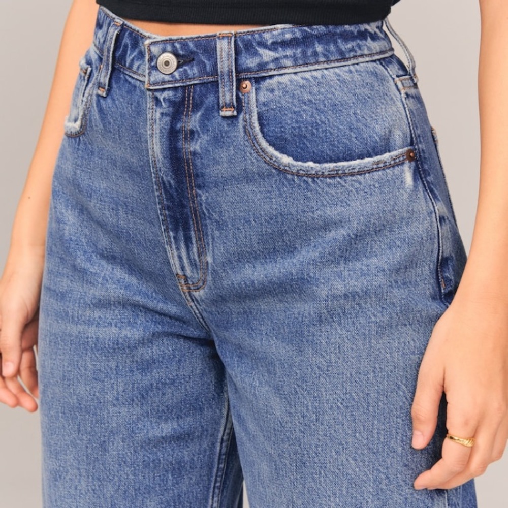 High Rise Loose Jean *SHORT* || ABERCROMBIE & FITCH